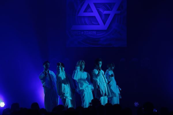 SUPER★DRAGONが遅れて来た“夏”を届ける、FC限定ライブ『For BLUE』振替公演オフィシャルレポート