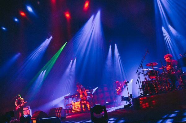 ナイーブで柔らかな狂気を秘めた注目のアーティスト、にしな。最新曲も披露したワンマンライブ『虎虎』東京公演をレポート