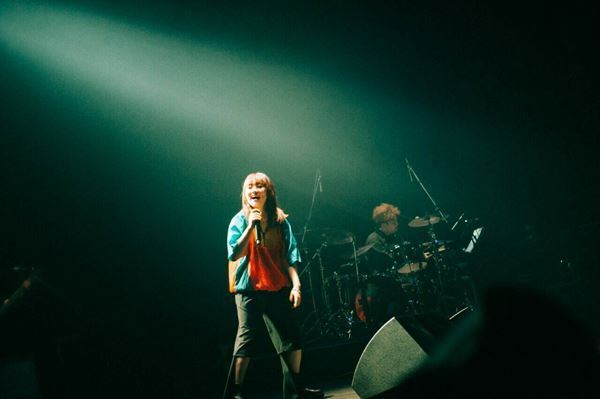 ナイーブで柔らかな狂気を秘めた注目のアーティスト、にしな。最新曲も披露したワンマンライブ『虎虎』東京公演をレポート