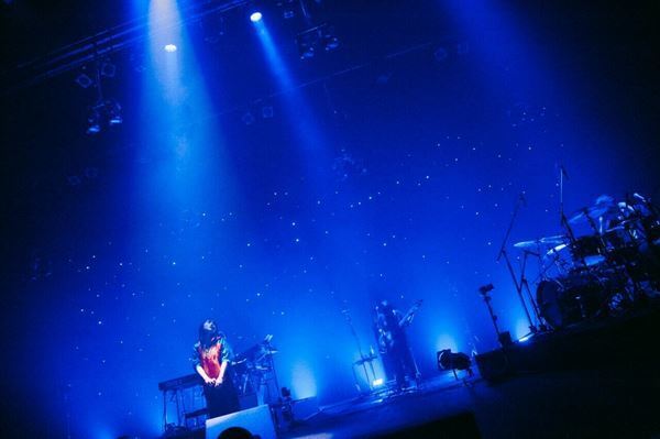 ナイーブで柔らかな狂気を秘めた注目のアーティスト、にしな。最新曲も披露したワンマンライブ『虎虎』東京公演をレポート