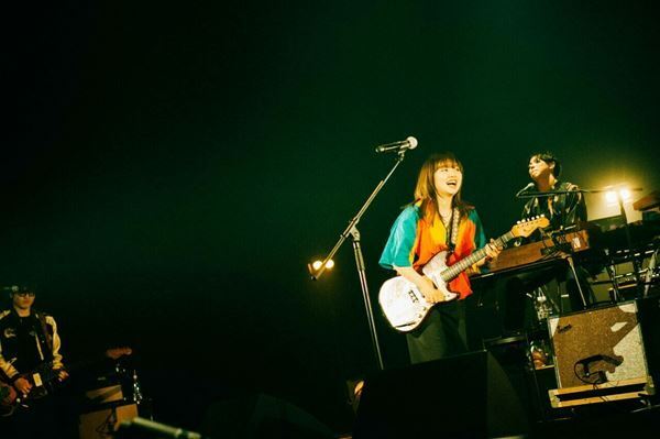 ナイーブで柔らかな狂気を秘めた注目のアーティスト、にしな。最新曲も披露したワンマンライブ『虎虎』東京公演をレポート
