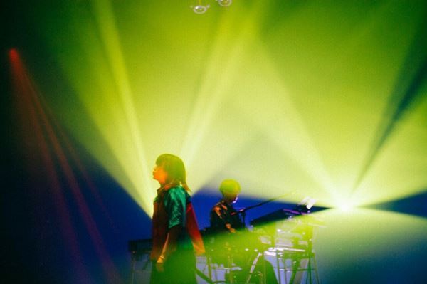 ナイーブで柔らかな狂気を秘めた注目のアーティスト、にしな。最新曲も披露したワンマンライブ『虎虎』東京公演をレポート