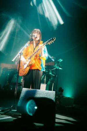 ナイーブで柔らかな狂気を秘めた注目のアーティスト、にしな。最新曲も披露したワンマンライブ『虎虎』東京公演をレポート