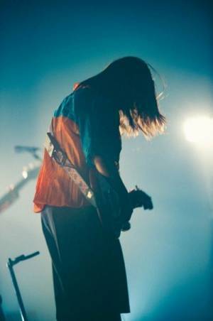 ナイーブで柔らかな狂気を秘めた注目のアーティスト、にしな。最新曲も披露したワンマンライブ『虎虎』東京公演をレポート