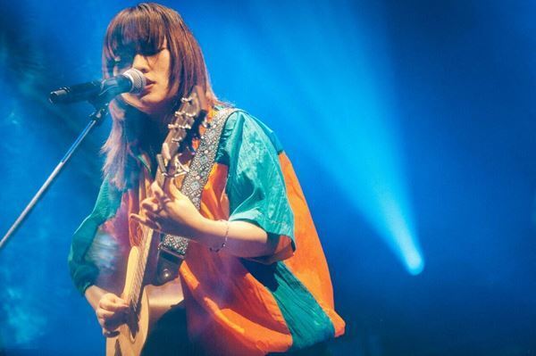 ナイーブで柔らかな狂気を秘めた注目のアーティスト、にしな。最新曲も披露したワンマンライブ『虎虎』東京公演をレポート