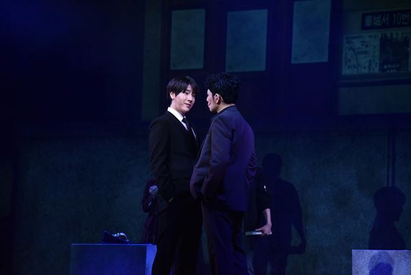 ユナクが藤原竜也も演じた“殺人者”を妖艶に演じる『殺人の告白』開幕