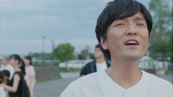 森山直太朗がずぶ濡れになりながら熱唱、ドラマ『家庭教師のトラコ』主題歌MVに中村蒼も出演