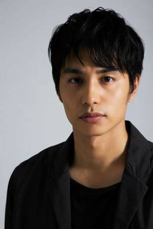 森山直太朗がずぶ濡れになりながら熱唱、ドラマ『家庭教師のトラコ』主題歌MVに中村蒼も出演