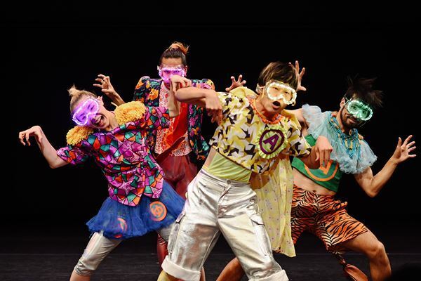 おさなごころを持つ4歳から150歳向けのダンス公演『さかさまの世界』開幕　舞台写真＆コメント公開