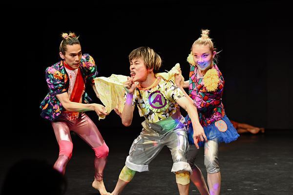 おさなごころを持つ4歳から150歳向けのダンス公演『さかさまの世界』開幕　舞台写真＆コメント公開