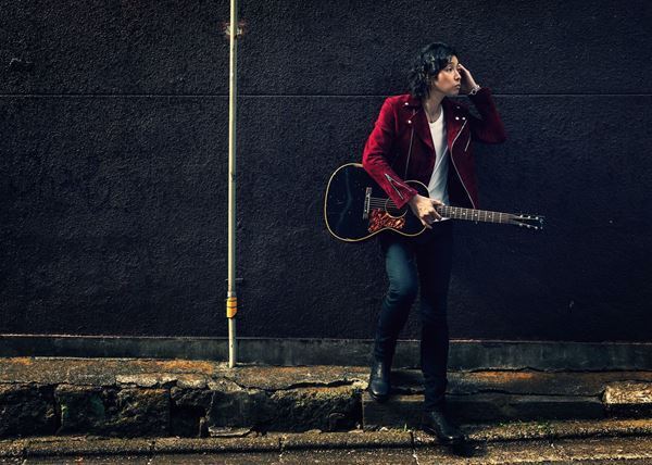 斉藤和義、スペシャルフィギュア“斉藤フタ義”も登場する『赤いきつね緑のたぬき』とのコラボPV公開