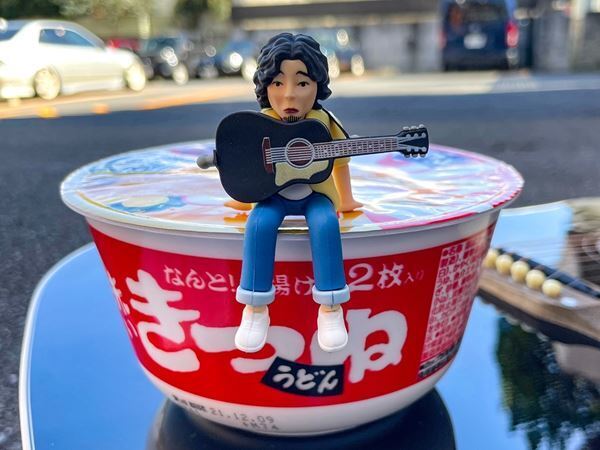 斉藤和義、スペシャルフィギュア“斉藤フタ義”も登場する『赤いきつね緑のたぬき』とのコラボPV公開