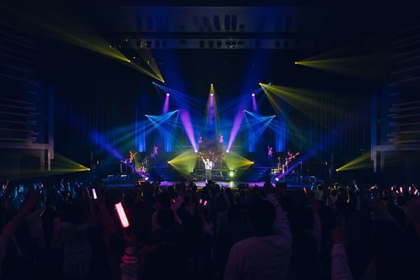 「この宝を抱きしめて精進していきます」MORISAKI WIN 初のワンマンライブツアー完走――『MORISAKI WIN -Dancing Charter Flight』ライブレポート