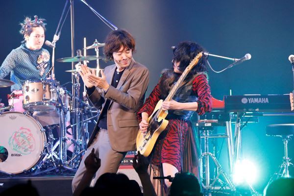 岸谷香感謝祭に根本要、和田唱がゲスト出演！　サプライズが溢れたスペシャルな一夜をレポート！