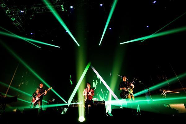 MONOEYES、待望の有観客開催となった『Between the Black and Gray Tour 2021』武道館公演レポート