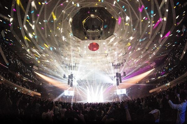 MONOEYES、待望の有観客開催となった『Between the Black and Gray Tour 2021』武道館公演レポート