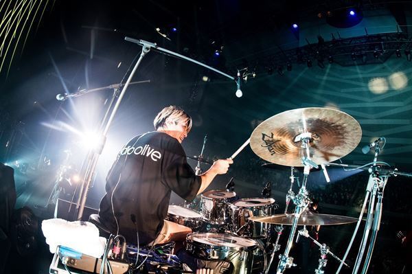 MONOEYES、待望の有観客開催となった『Between the Black and Gray Tour 2021』武道館公演レポート