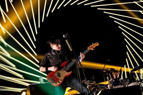 MONOEYES、待望の有観客開催となった『Between the Black and Gray Tour 2021』武道館公演レポート
