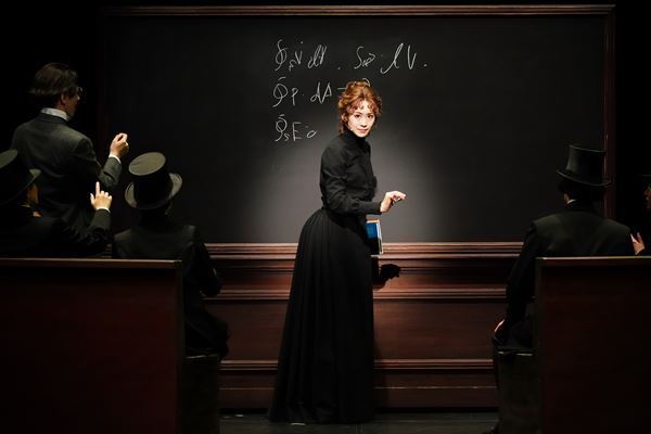 ミュージカル『マリー・キュリー』ゲネプロ写真＆コメント公開　愛希れいか「屋良朝幸さんのダンスパートが特に見どころ」