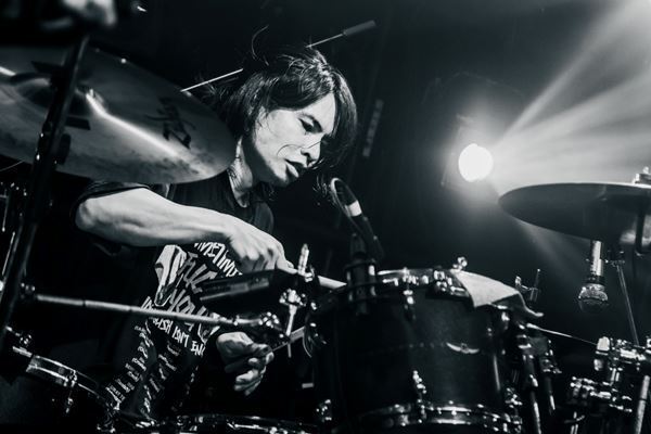 【ライブレポート】新しいロックを感じた、w.o.d.×SIX LOUNGEスプリットツアー『PEAKY BLINDERS』追加公演