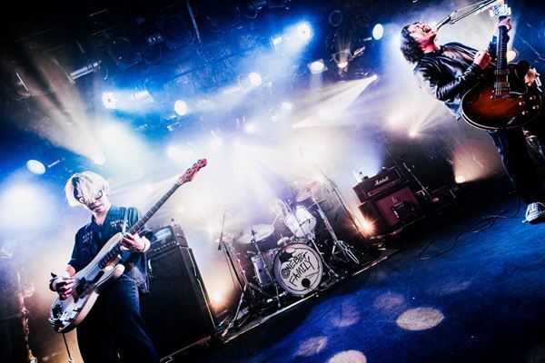 【ライブレポート】新しいロックを感じた、w.o.d.×SIX LOUNGEスプリットツアー『PEAKY BLINDERS』追加公演