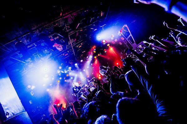 【ライブレポート】新しいロックを感じた、w.o.d.×SIX LOUNGEスプリットツアー『PEAKY BLINDERS』追加公演