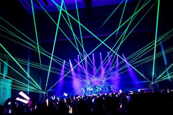 BUDDiiSがクリスマス感満載のワンマンライブを開催「幸せを持って帰ってください」