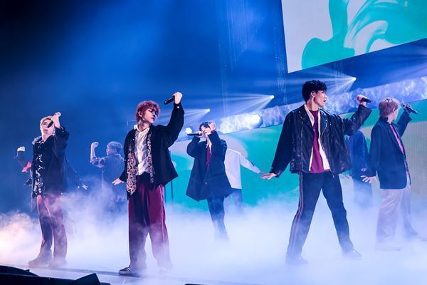 BUDDiiSがクリスマス感満載のワンマンライブを開催「幸せを持って帰ってください」