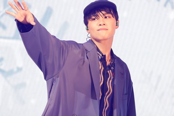 BUDDiiSがクリスマス感満載のワンマンライブを開催「幸せを持って帰ってください」