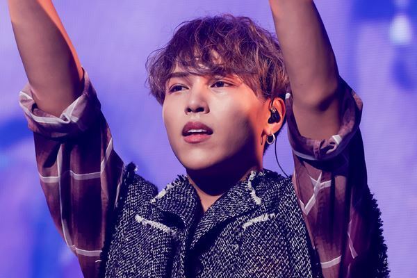 BUDDiiSがクリスマス感満載のワンマンライブを開催「幸せを持って帰ってください」