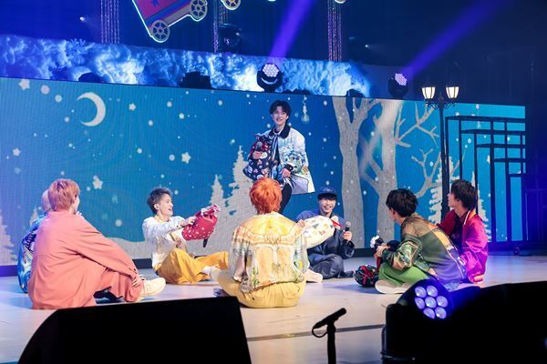 BUDDiiSがクリスマス感満載のワンマンライブを開催「幸せを持って帰ってください」