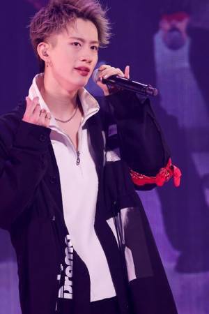 BUDDiiSがクリスマス感満載のワンマンライブを開催「幸せを持って帰ってください」