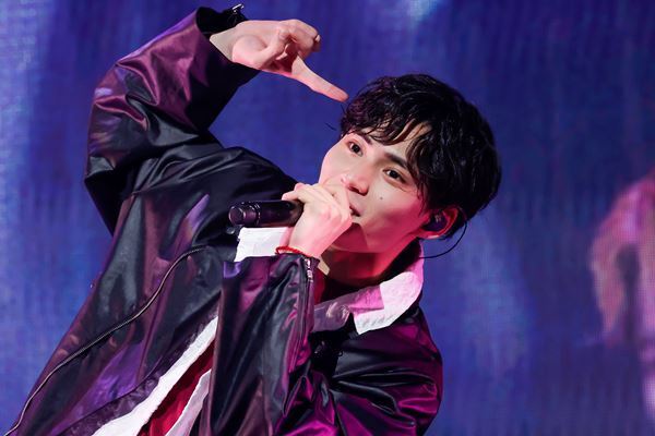 BUDDiiSがクリスマス感満載のワンマンライブを開催「幸せを持って帰ってください」