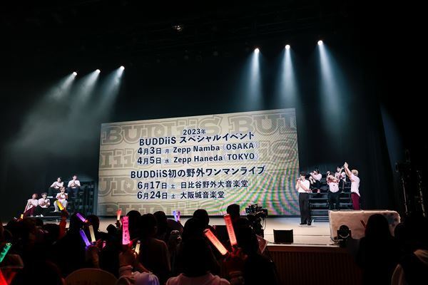 BUDDiiSがクリスマス感満載のワンマンライブを開催「幸せを持って帰ってください」