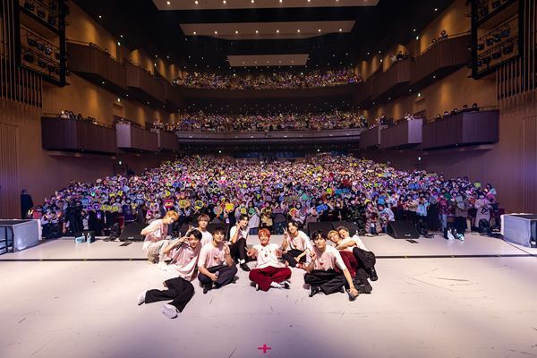 BUDDiiSがクリスマス感満載のワンマンライブを開催「幸せを持って帰ってください」