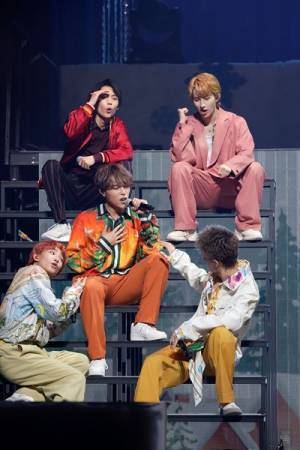 BUDDiiSがクリスマス感満載のワンマンライブを開催「幸せを持って帰ってください」