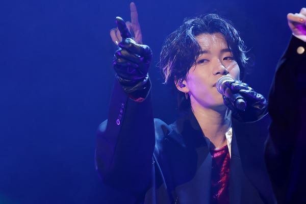 BUDDiiSがクリスマス感満載のワンマンライブを開催「幸せを持って帰ってください」