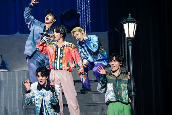 BUDDiiSがクリスマス感満載のワンマンライブを開催「幸せを持って帰ってください」