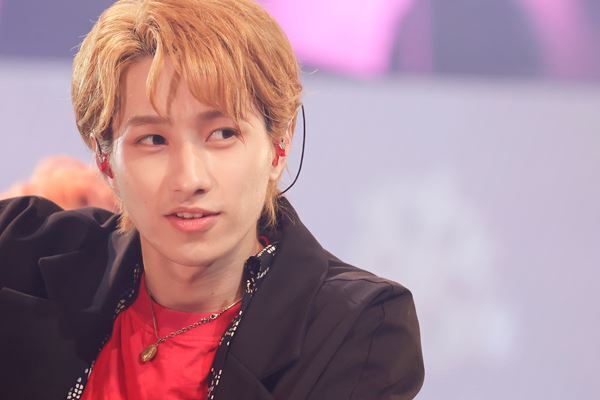 BUDDiiSがクリスマス感満載のワンマンライブを開催「幸せを持って帰ってください」