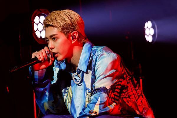 BUDDiiSがクリスマス感満載のワンマンライブを開催「幸せを持って帰ってください」