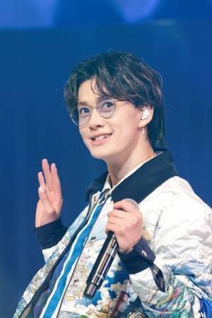 BUDDiiSがクリスマス感満載のワンマンライブを開催「幸せを持って帰ってください」