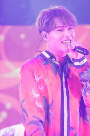 BUDDiiSがクリスマス感満載のワンマンライブを開催「幸せを持って帰ってください」