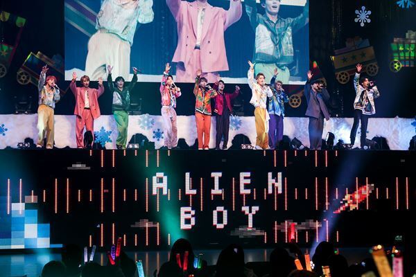 BUDDiiSがクリスマス感満載のワンマンライブを開催「幸せを持って帰ってください」