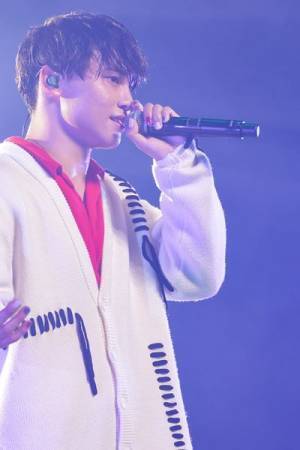 BUDDiiSがクリスマス感満載のワンマンライブを開催「幸せを持って帰ってください」