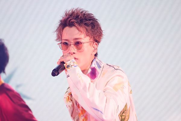 BUDDiiSがクリスマス感満載のワンマンライブを開催「幸せを持って帰ってください」