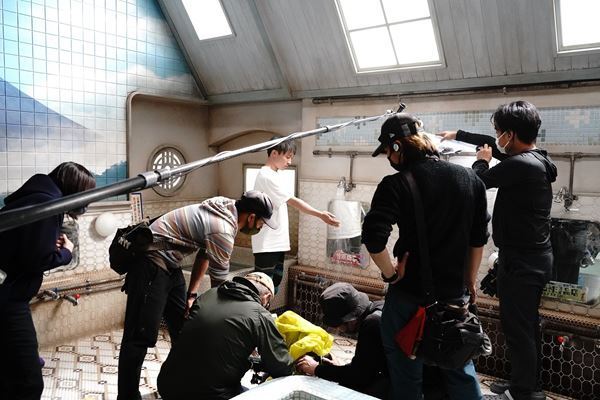 生田斗真×濱田岳×橋本環奈が仲良く談笑　映画『湯道』メイキングカット公開