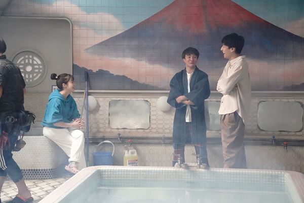 生田斗真×濱田岳×橋本環奈が仲良く談笑　映画『湯道』メイキングカット公開