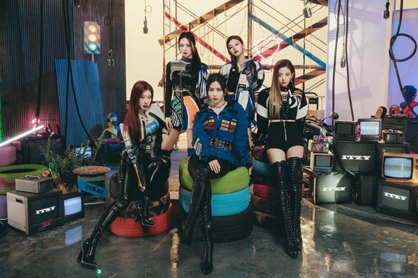 TWICEの妹分・ITZY、初の日本オリジナルシングル『Voltage』リリース　ジャケット写真公開