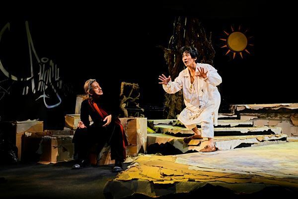 岡本健一「何も考えず、気楽に劇場に来ていただけたら」 成河との二人芝居『建築家とアッシリア皇帝』開幕