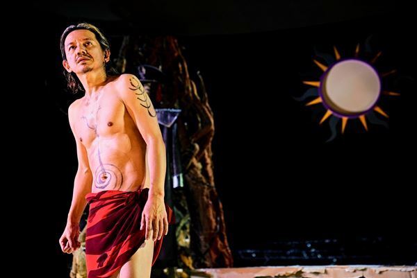 岡本健一「何も考えず、気楽に劇場に来ていただけたら」 成河との二人芝居『建築家とアッシリア皇帝』開幕